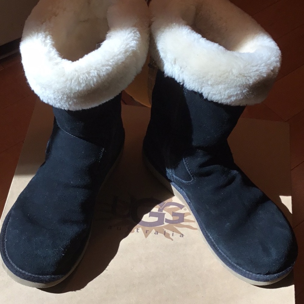 Ugg black short boots.